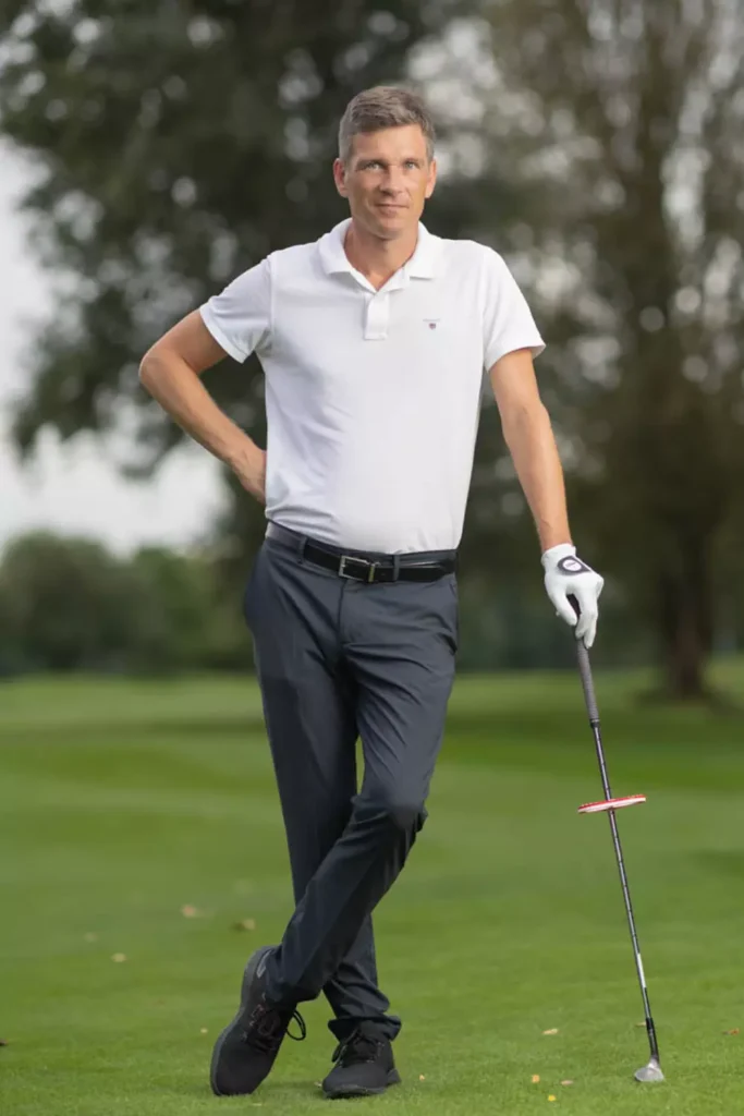 Otakar Mareš s golfovou holí na trávníku