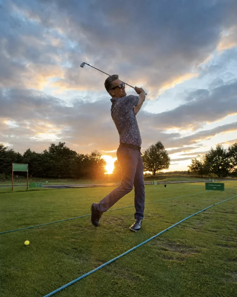 Otakar Mareš při golfovém úderu na venkovním odpališti
