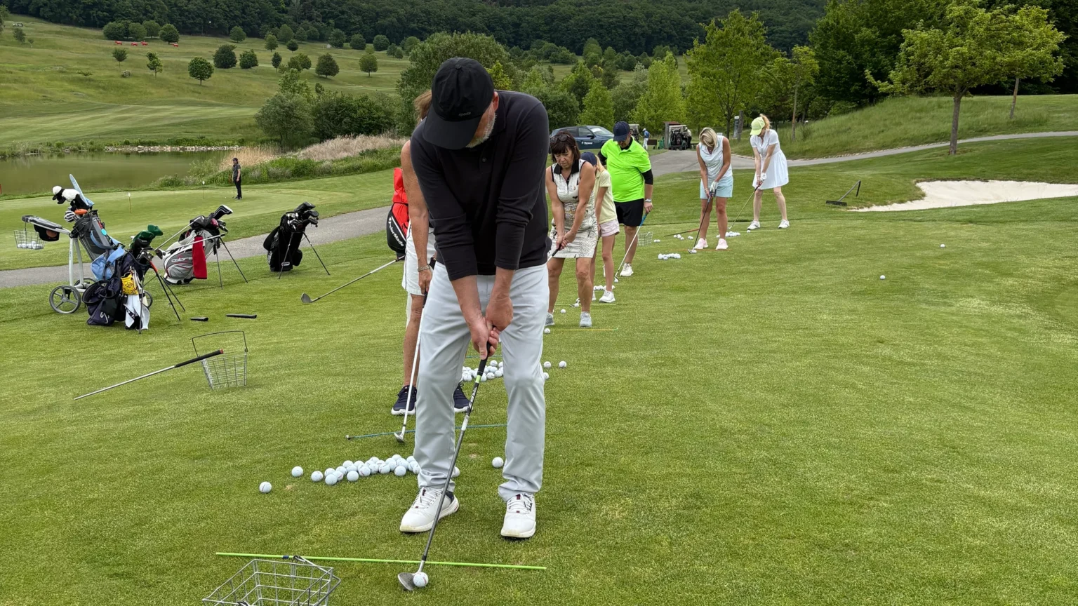 Golfový kemp na Kaskádě - trénink krátké hry s Otakarem Marešem