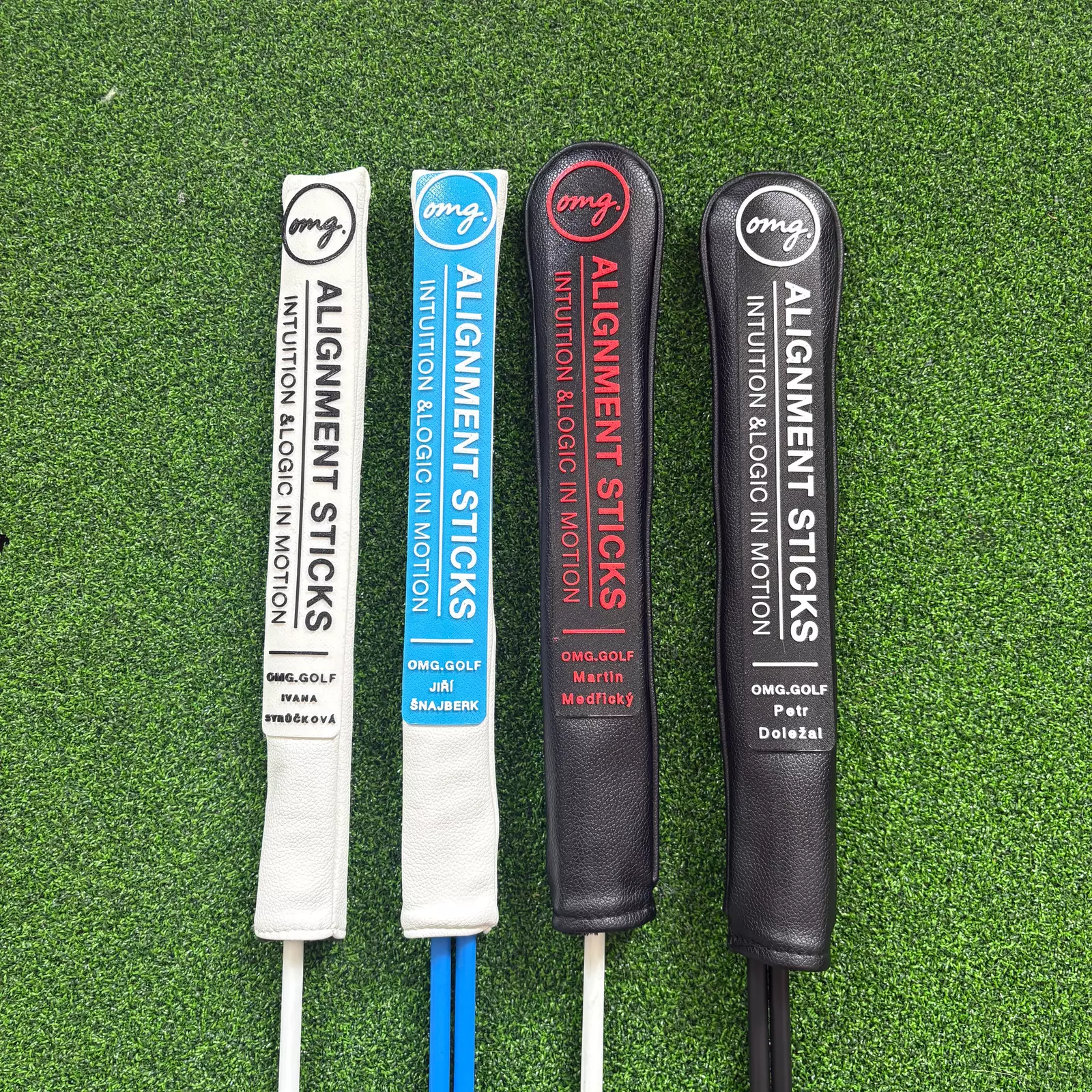 Detail personalizovaných coverů OMG.GOLF Alignment Sticks