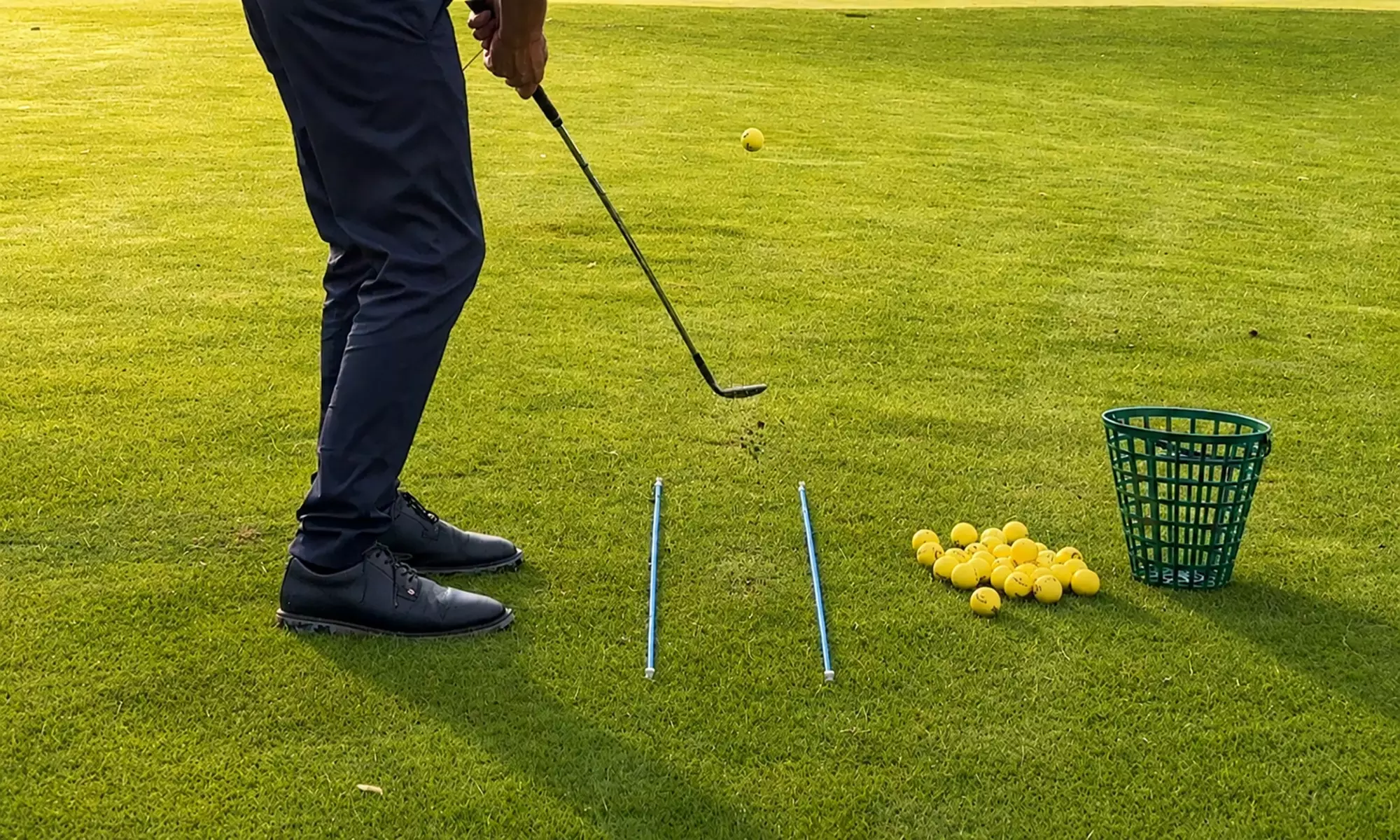 Golfový trénink s mířícími tyčkami OMG.GOLF na tréninkové ploše