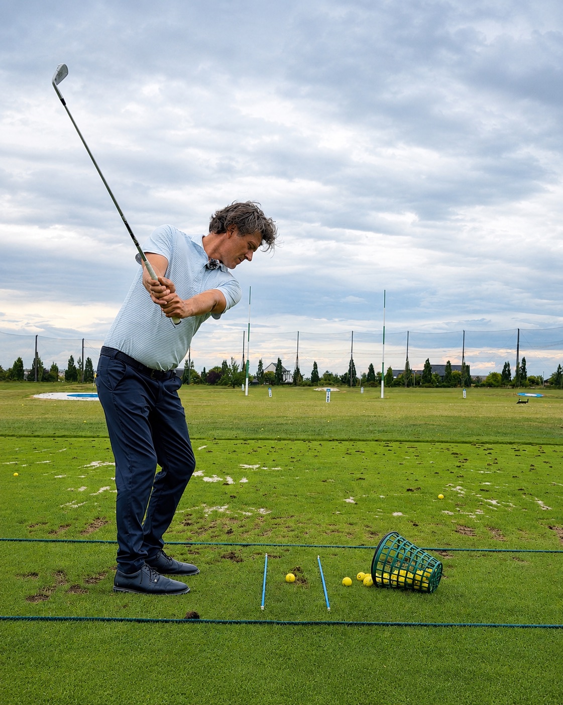 Otakar Mareš trénuje s golfovými mířícími tyčkami OMG.GOLF Alignment Sticks