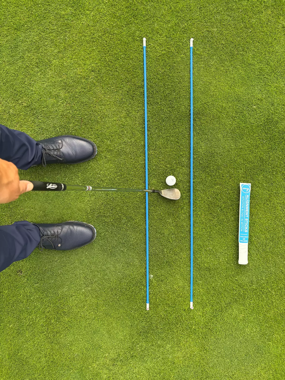 Trénink směru s mířícími tyčkami OMG.GOLF a golfovým míčkem