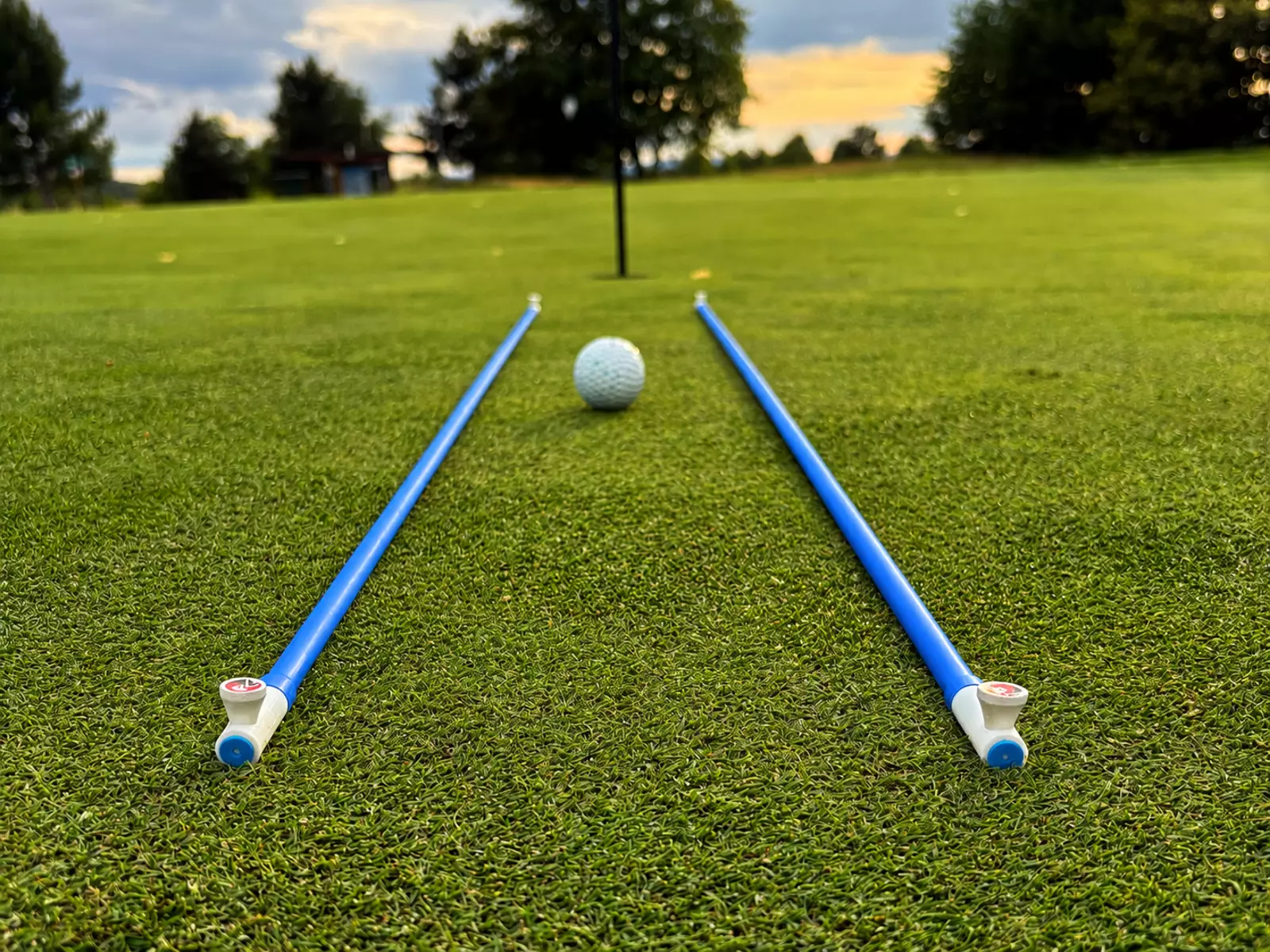 Mířící tyčky OMG.GOLF ukotvené do země pro jistotu směru