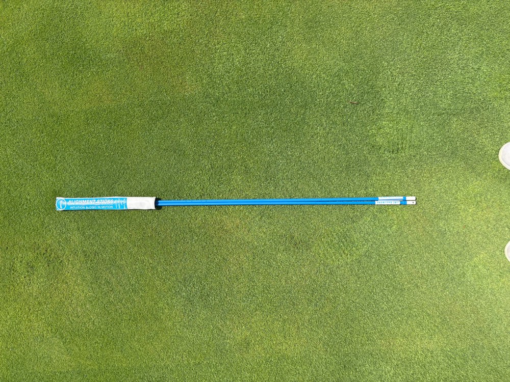 Mířící tyčky OMG.GOLF s personalizovaným coverem na trávě